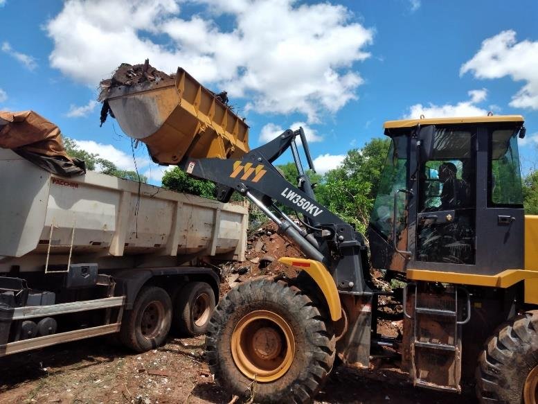 Prefeitura limpando o local