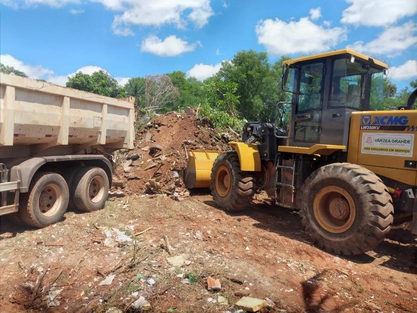 Prefeitura limpando o local